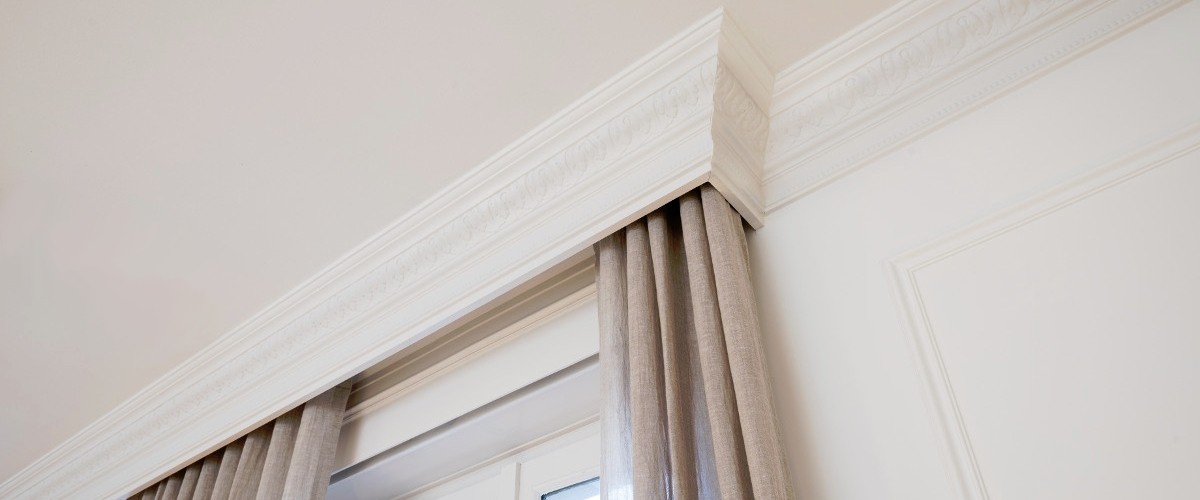 Sztukateria na suficie – jak ukryć karnisz?